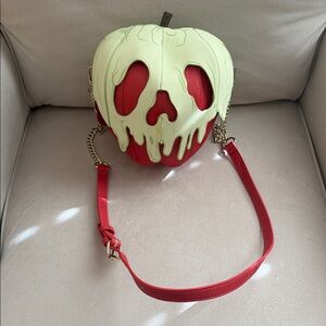 Poison Apple Stitch Shoppe by Loungefly crossbody - glow in the dark